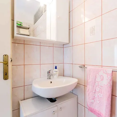 Apartment In 39519 Novi Vinodolski